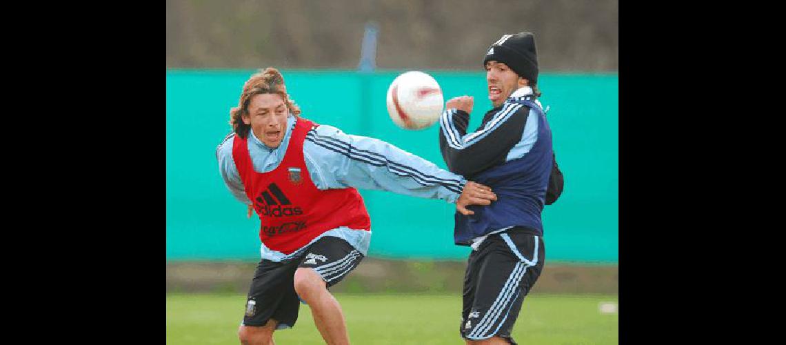 El ex Boca durante una prÃctica junto con Gabriel Heinze El Apache quiere jugar de movida en el equipo de Basile Archivo  TÃ©lam 