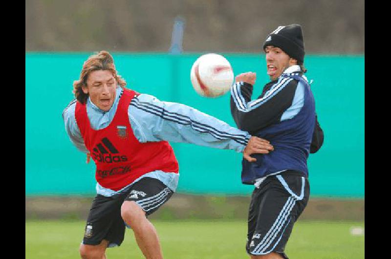 El ex Boca durante una prÃctica junto con Gabriel Heinze El Apache quiere jugar de movida en el equipo de Basile Archivo  TÃ©lam 