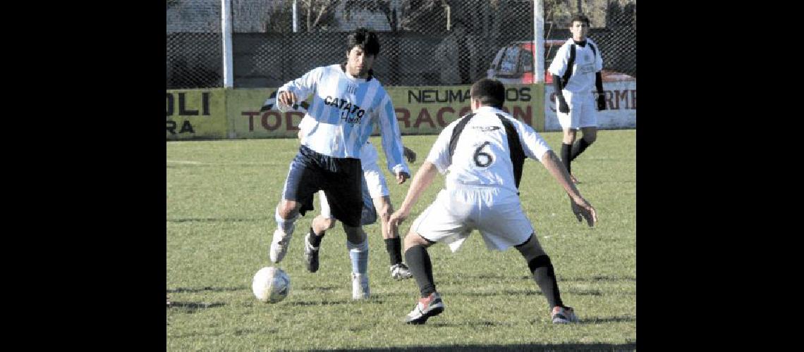 Figueroa de buen trabajo en la mitad maniobra ante la marca de Emiliano Peralta 