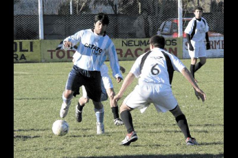 Figueroa de buen trabajo en la mitad maniobra ante la marca de Emiliano Peralta 