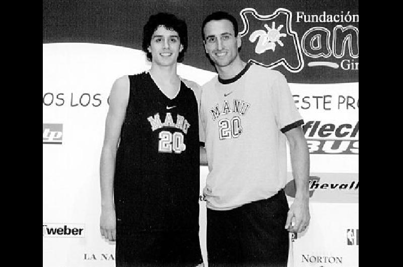 Juan Emilio FernÃndez ChÃvez y Emanuel GinÃ³bili Una gran promesa y el mejor basquetbolista argentino de la historia Gentileza Nuevo DÃ­a 