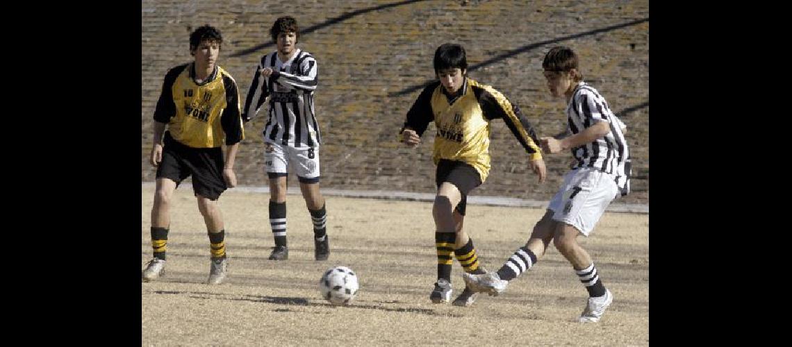 Estudiantes y San MartÃ­n jugaron en el Parque Carlos Guerrero en el retorno tras el receso de la segunda fase del fÃºtbol menor Claudio MartÃ­nez 