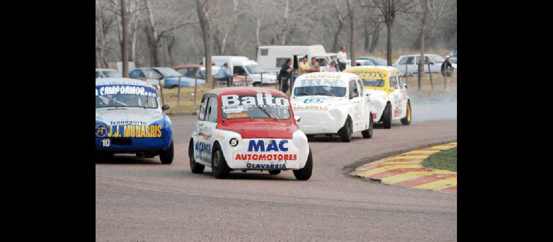 Diego TartÃºferi asediado por Gelso Bruno y mÃ�s atrÃ�s RosellÃ³ El de Fiat ganÃ³ por primera vez Fotos Miguelangel 