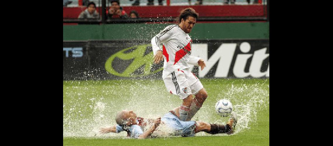 En un encuentro que se jugÃ³ por obra gracia y falta de la televisaciÃ³n se pudo ver poco de fÃºtbol pero mucho de nado y clavados sobre un campo casi inundado DyN 