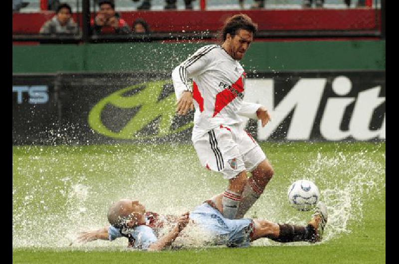 En un encuentro que se jugÃ³ por obra gracia y falta de la televisaciÃ³n se pudo ver poco de fÃºtbol pero mucho de nado y clavados sobre un campo casi inundado DyN 