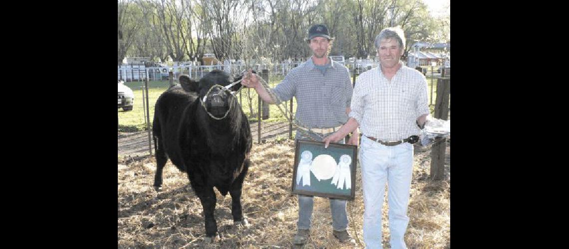 Ricardo y Lucas Lagrange junto al ternero CampeÃ³n Individual de la exposiciÃ³n lapridense 