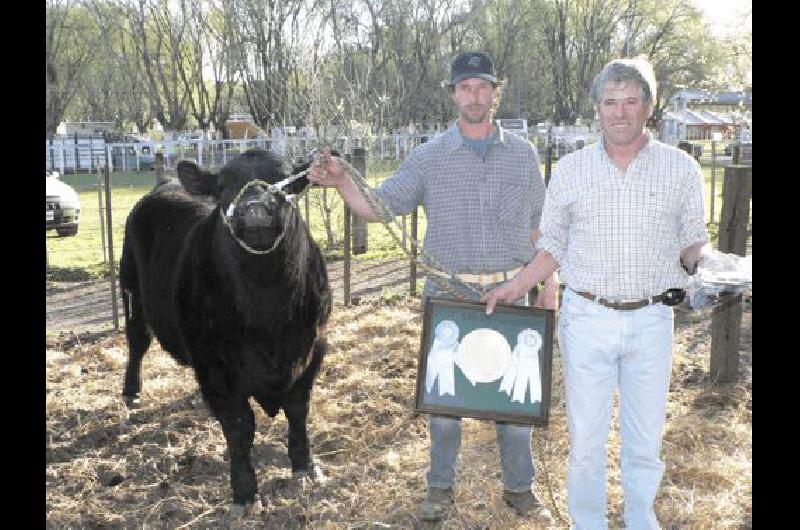 Ricardo y Lucas Lagrange junto al ternero CampeÃ³n Individual de la exposiciÃ³n lapridense 