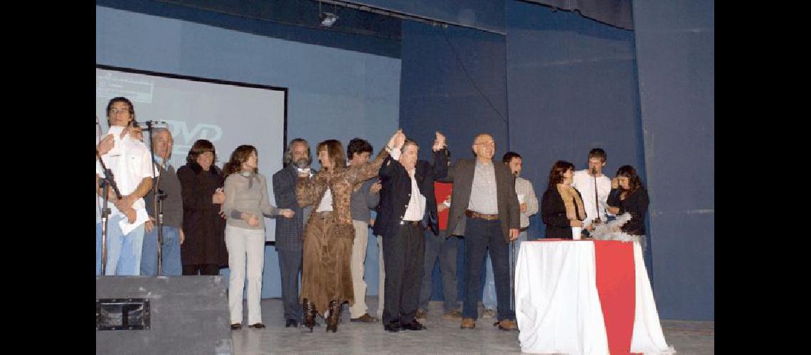 Irigoin y su equipo saludan a una sala colmada (Foto- prensa UCR) 