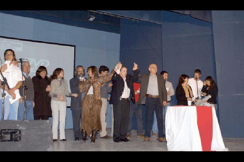 Irigoin y su equipo saludan a una sala colmada (Foto- prensa UCR) 