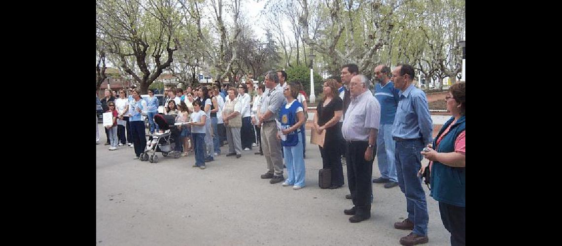 Los pocos docentes junto al intendente Alfredo Valicenti y concejales del PJ Agencia 