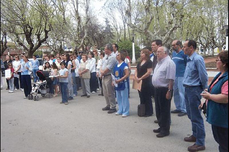 Los pocos docentes junto al intendente Alfredo Valicenti y concejales del PJ Agencia 