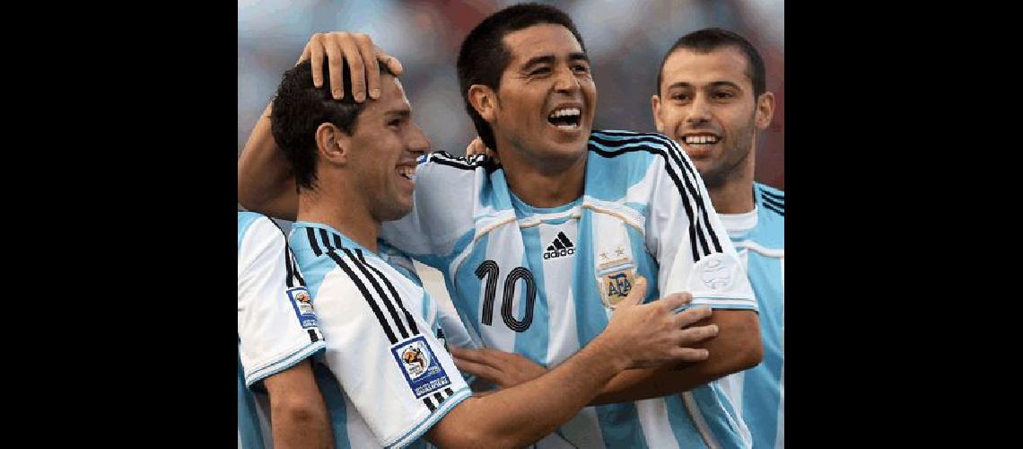 Dos golazos de Riquelme le dieron una clara victoria a la Argentina