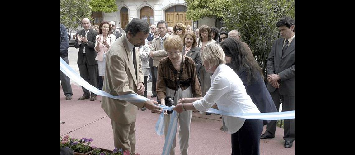 El Intendente Aurora Alonso (Archivo HistÃ³rico) Y Magdalena Iriberry (IIAO) dejaron inaugurada la nueva sede en Lamadrid 2662 Carlos RamÃ­rez 