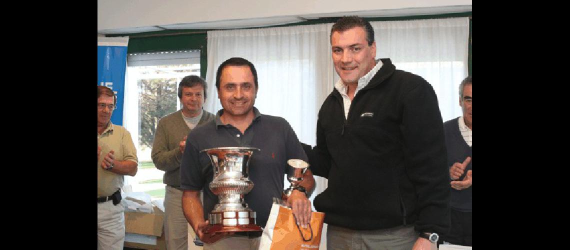 Juan JosÃ© DÃ­az muestra la Copa OSDE que se llevÃ³ por un aÃ±o Claudio MartÃ­nez 