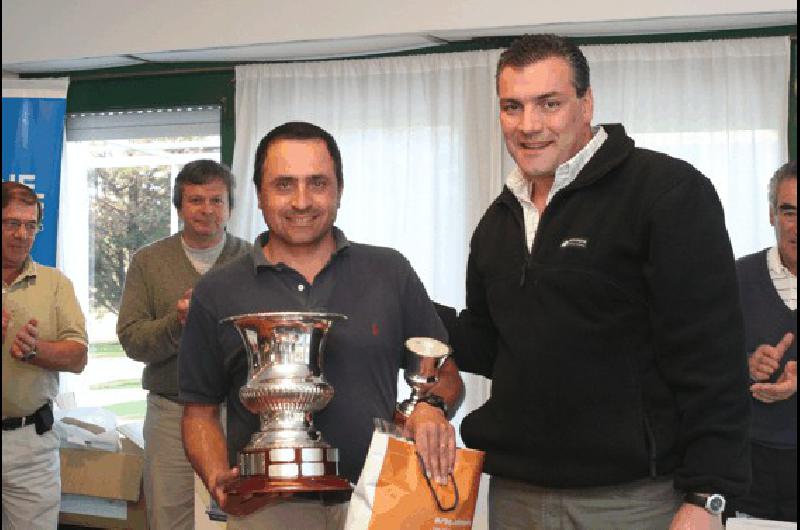 Juan JosÃ© DÃ­az muestra la Copa OSDE que se llevÃ³ por un aÃ±o Claudio MartÃ­nez 