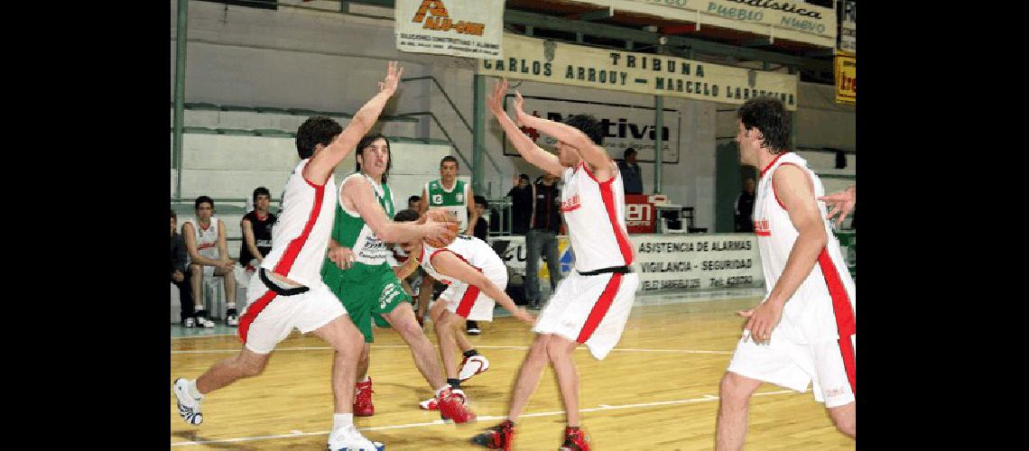 Ignacio Plagnet se manda entre la defensa de Argentino Junior Pueblo Nuevo sumÃ³ el viernes su primer triunfo Claudio MartÃ­nez 