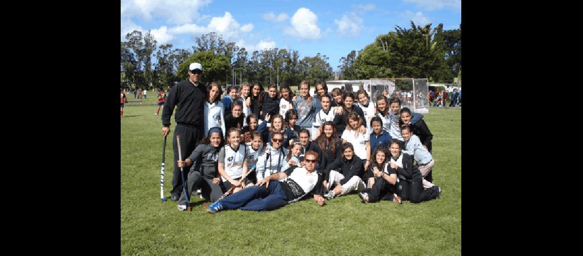 Las chicas del hockey albinegro participaron de un encuentro multitudinario en la ciudad balnearia Prensa 