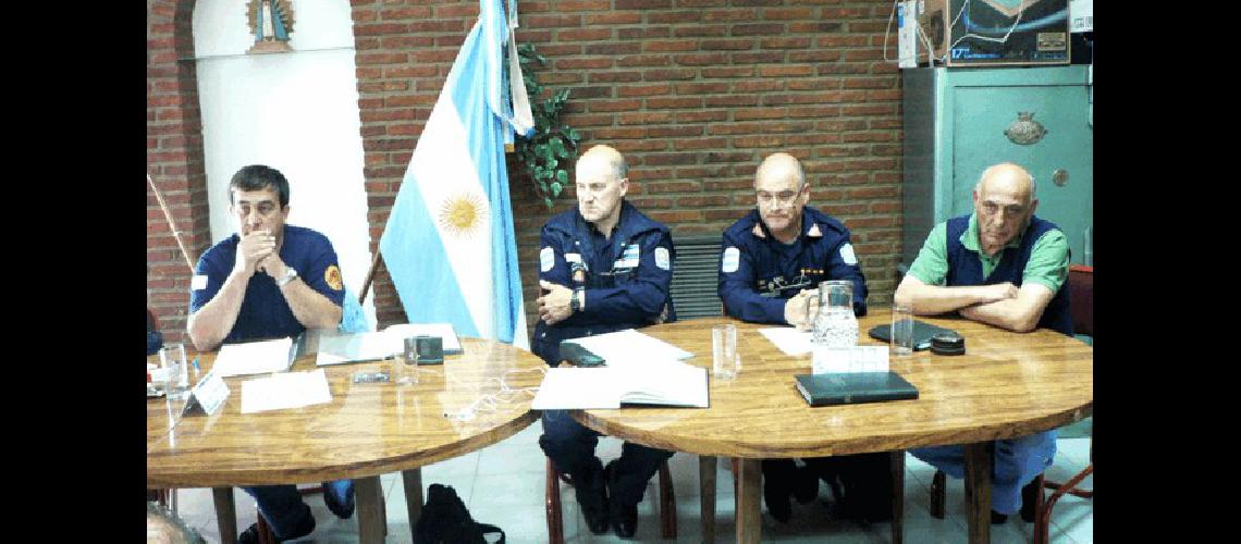 Horacio AcuÃ±a con el comandante Juan HÃ©ctor Carlos Caraduje y Felipe Orta presidieron la reuniÃ³n regional 