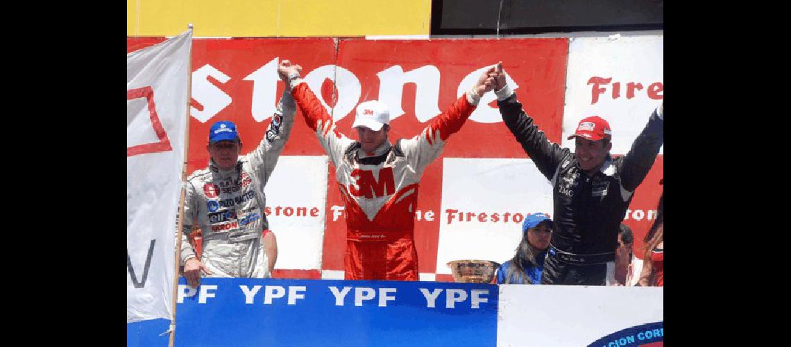 Guillermo Ortelli MatÃ­as Rossi y Juan Manuel Silva celebran en el podio del GÃ�lvez luego de la Ãºltima carrera del aÃ±o del Turismo Carretera AFP 