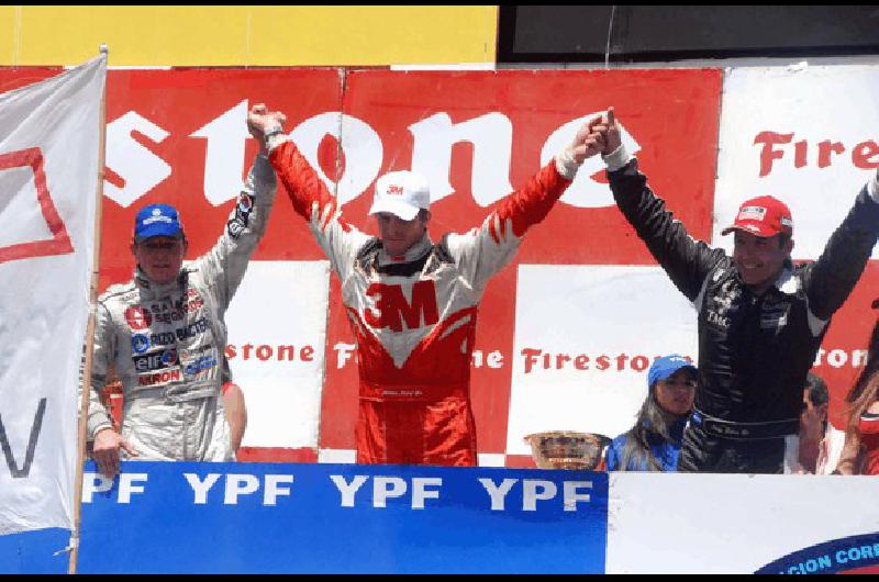 Guillermo Ortelli MatÃ­as Rossi y Juan Manuel Silva celebran en el podio del GÃ�lvez luego de la Ãºltima carrera del aÃ±o del Turismo Carretera AFP 