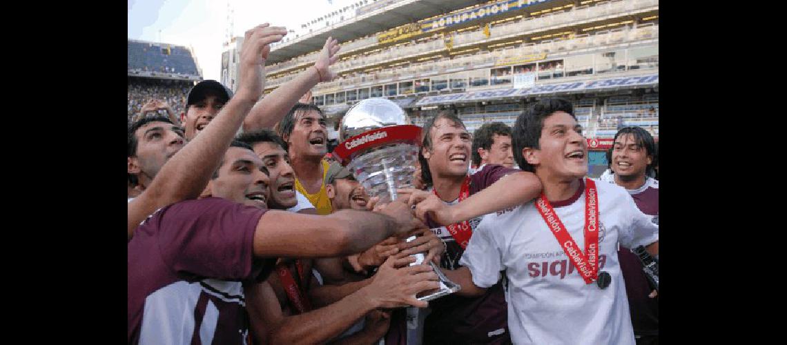 Para la historia LanÃºs da la vuelta olÃ­mpica en cancha de Boca con la copa obtenida brillantemente en el torneo Apertura AFP 