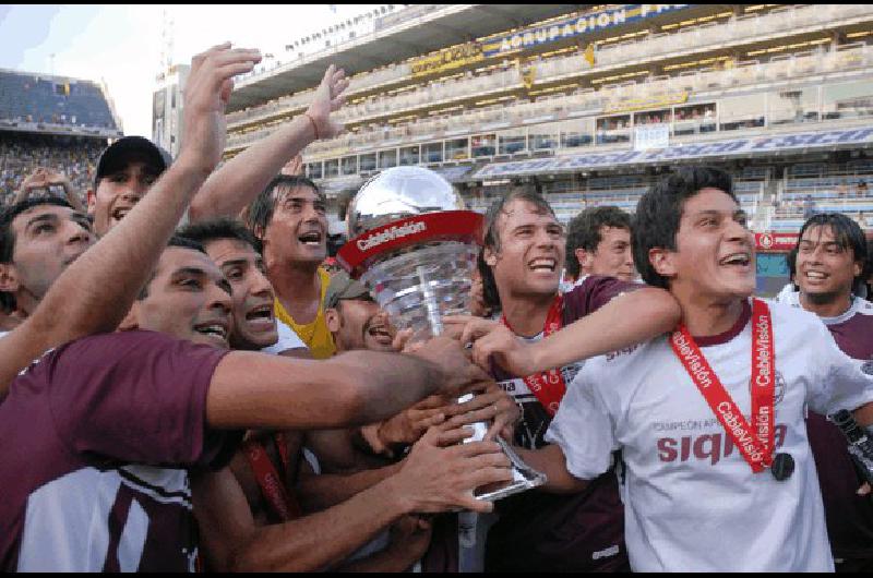 Para la historia LanÃºs da la vuelta olÃ­mpica en cancha de Boca con la copa obtenida brillantemente en el torneo Apertura AFP 