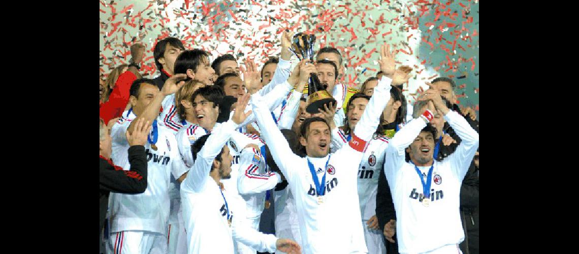 El conjunto rossonero es pura alegrÃ­a y festeja con la copa ganada en Yokohama ante el equipo argentino TÃ©lam 