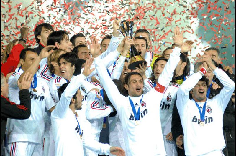 El conjunto rossonero es pura alegrÃ­a y festeja con la copa ganada en Yokohama ante el equipo argentino TÃ©lam 