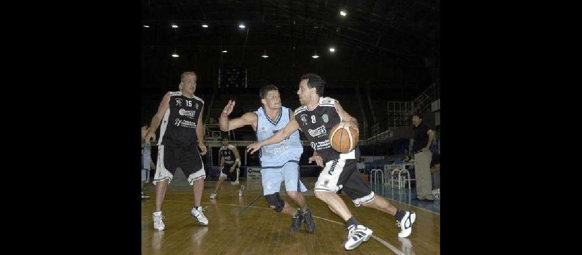 Lautaro Morel supera la marca de Lionel Bruera mientras observa Braian Stanford Fue en la Ãºltima presentaciÃ³n del Bata como local el pasado 14 de diciembre en el cÃ³modo triunfo ante UniÃ³n de Mar del Plata Archivo  Carlos RamÃ­rez 