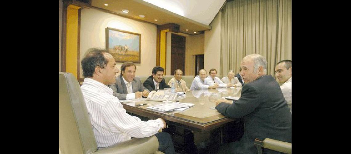 Scioli en plena reuniÃ³n con los intendentes justicialistas 