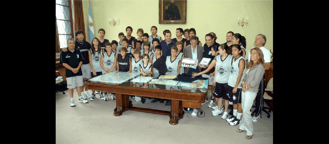 Los protagonistas del campus de bÃsquetbol estuvieron de visita en el despacho del intendente Eseverri Fotos Marcelo Kehler 