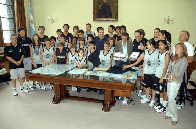 Los protagonistas del campus de bÃsquetbol estuvieron de visita en el despacho del intendente Eseverri Fotos Marcelo Kehler 