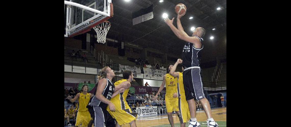 Santiago StuÃ±ek con 14 puntos fue clave para el triunfo albinegro sobre los platenses en el Gran Gimnasio Carlos RamÃ­rez 