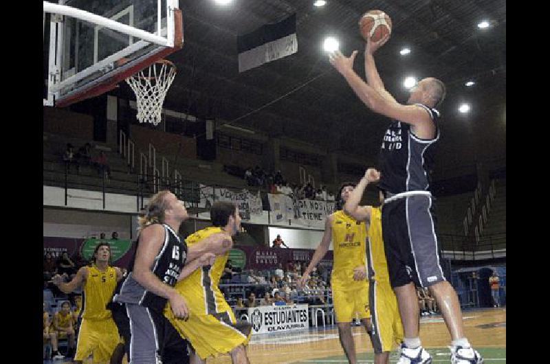 Santiago StuÃ±ek con 14 puntos fue clave para el triunfo albinegro sobre los platenses en el Gran Gimnasio Carlos RamÃ­rez 