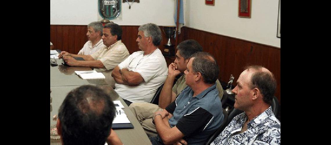 EL miÃ©rcoles por la noche se reunieron los dirigentes del fÃºtbol local en la LFO Claudio MartÃ­nez 