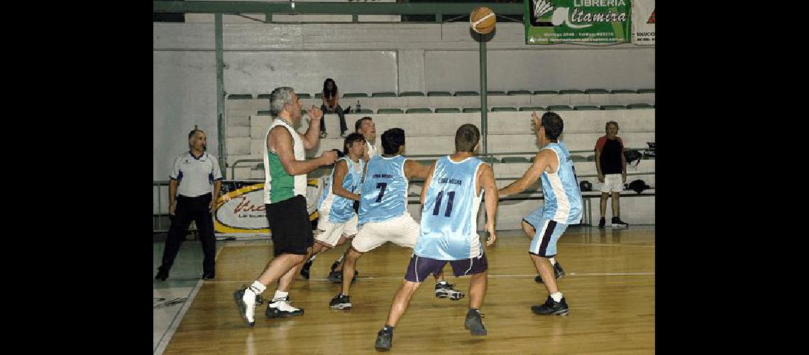 Del certamen participan 14 equipos que se dividen en dos zonas Carlos RamÃ­rez 