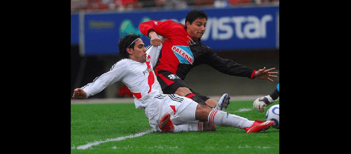 Tres puntos importantes pondrÃn en juego esta tarde Newells y River en el Parque Independencia Archivo 