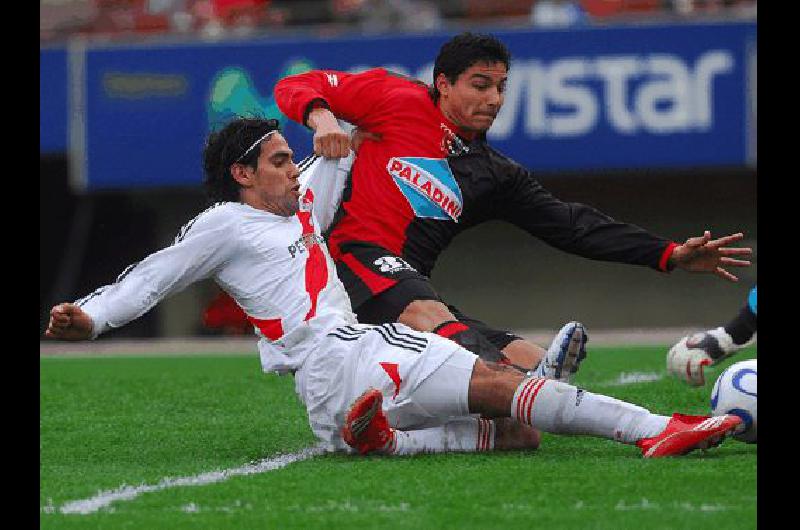 Tres puntos importantes pondrÃn en juego esta tarde Newells y River en el Parque Independencia Archivo 