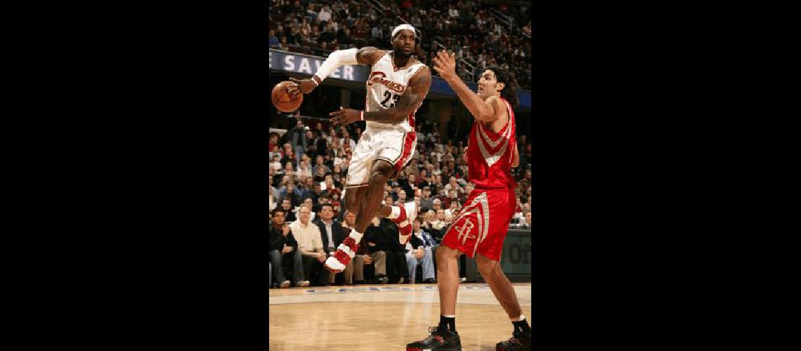 Luis Scola intenta detener a la megaestrella LeBron James AFP 