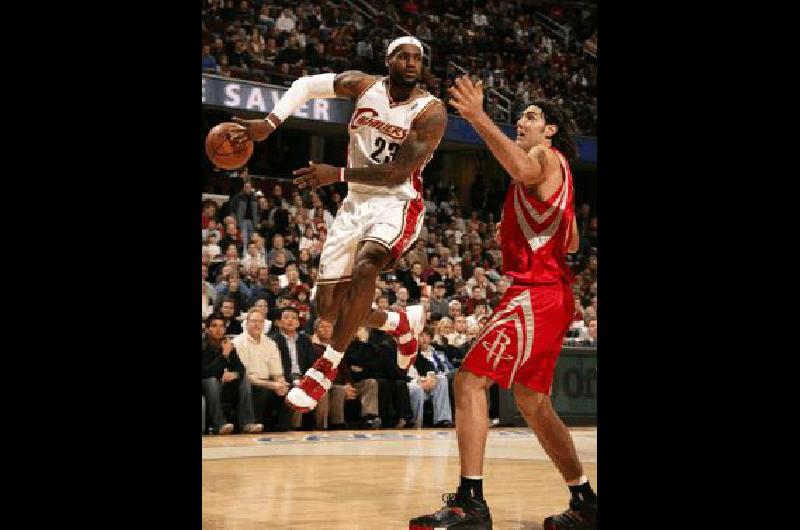 Luis Scola intenta detener a la megaestrella LeBron James AFP 