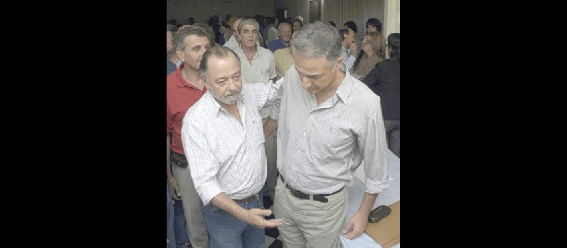 Luis MarÃ­a CajÃ©n y AmÃ­lcar Dirazar en la Ãºltima asamblea del AMCO Aquella vez el actual presidente ganÃ³ las elecciones pero ahora todo cambiarÃ­a Pelusa ya se prueba el traje de conductor Archivo 