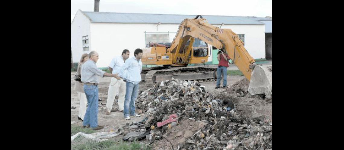 Los concejales recorrieron la zona cercana a uno de los galpones principales 