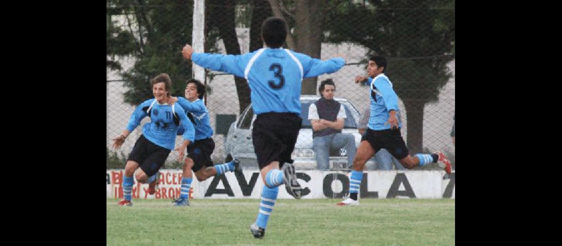 Manuel Cano con la 11 de OlavarrÃ­a celebra un gol en Trenque Lauquen Archivo 