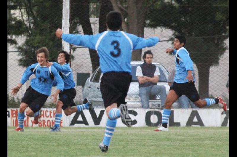 Manuel Cano con la 11 de OlavarrÃ­a celebra un gol en Trenque Lauquen Archivo 