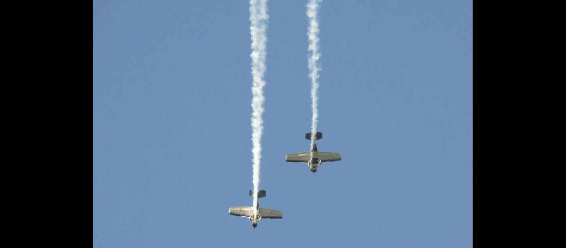 Los dos aviones dibujando una silueta en el azul de un cielo diÃ�fano 