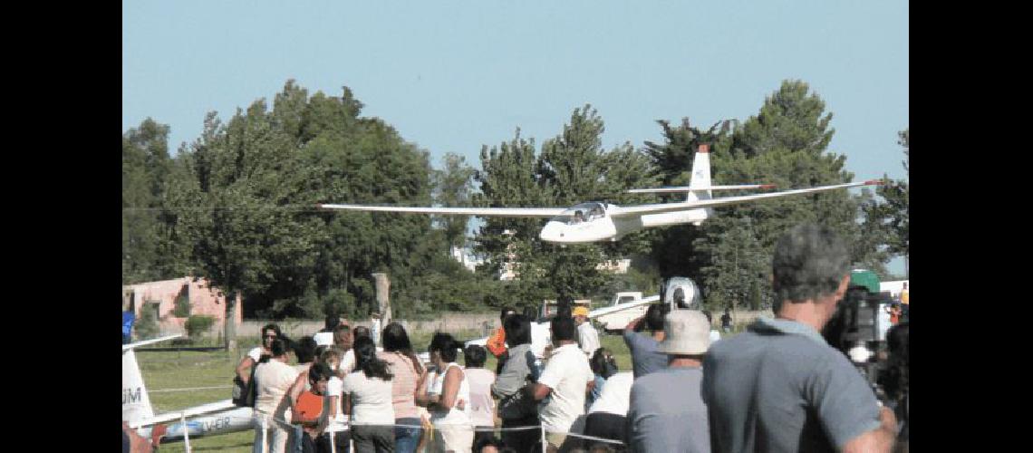 El festival contÃ³ tambiÃ©n con la presencia de un planeador de la ciudad de Gonzales Chaves 