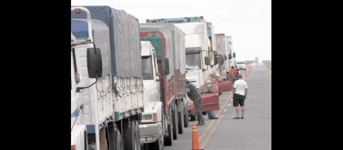 General La Madrid arribÃ³ en caravana hasta el lugar del corte de las rutas 