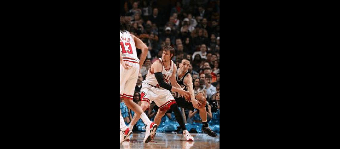 Nocioni y Manu disputan la pelota en el United Center de Chicago AFP 