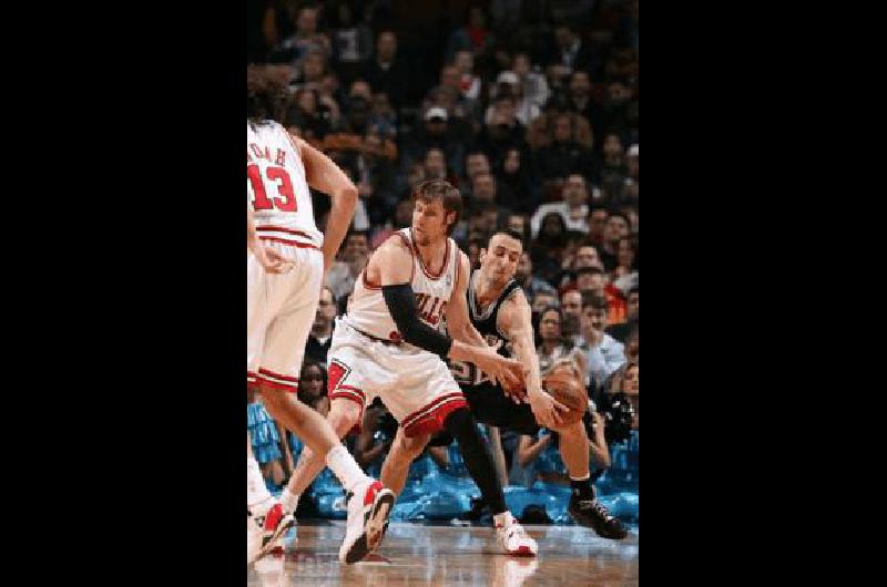 Nocioni y Manu disputan la pelota en el United Center de Chicago AFP 