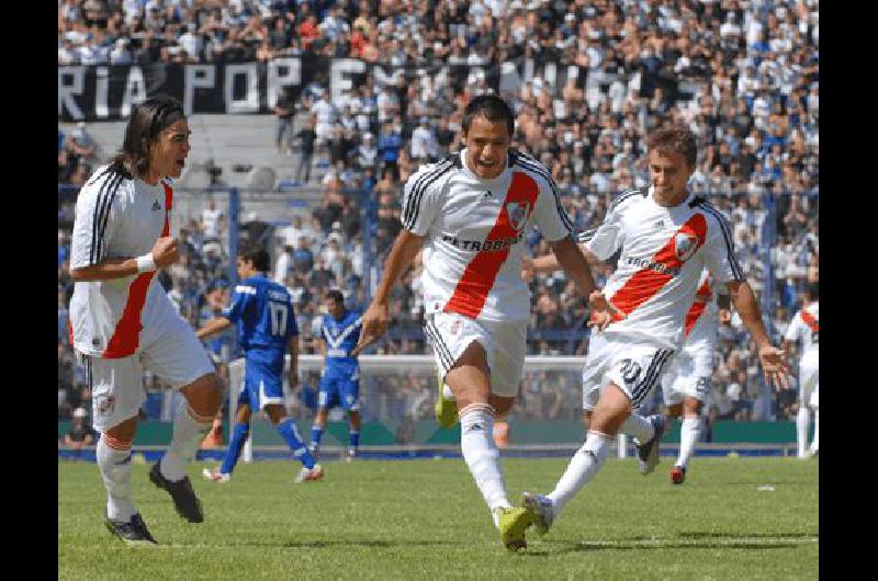 El chileno Alexis SÃnchez festeja el primer gol del equipo de Diego Pablo Simeone que derrotÃ³ a VÃ©lez Sarsfield con claridad AFP 